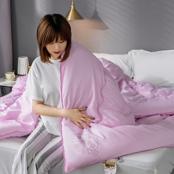 91家纺网 家纺一手货源 找家纺 VIP被业 2025新款简约无味纯色羊毛被冬被被子被芯 粉色