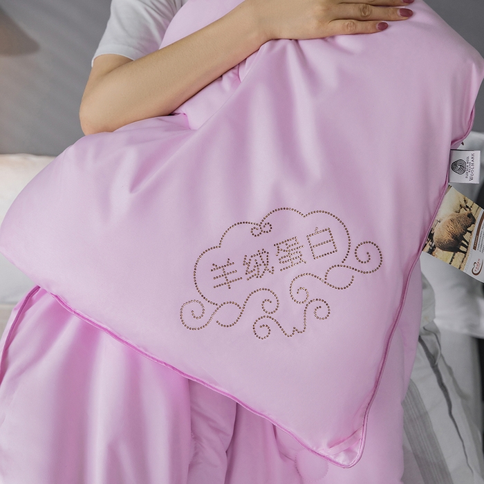 91家纺网 家纺一手货源 找家纺 VIP被业 2025新款简约无味纯色羊毛被冬被被子被芯 粉色