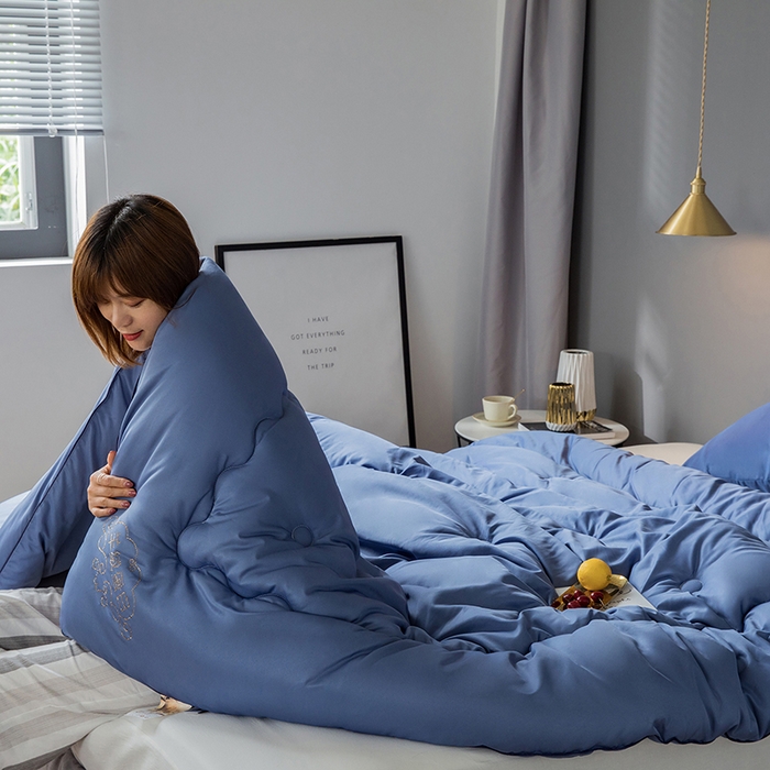 91家纺网 家纺一手货源 找家纺 VIP被业 2025新款简约无味纯色羊毛被冬被被子被芯 蓝色