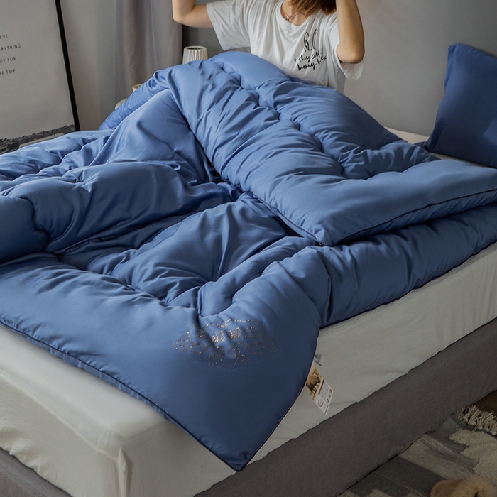 91家纺网 家纺一手货源 找家纺 VIP被业 2025新款简约无味纯色羊毛被冬被被子被芯 蓝色