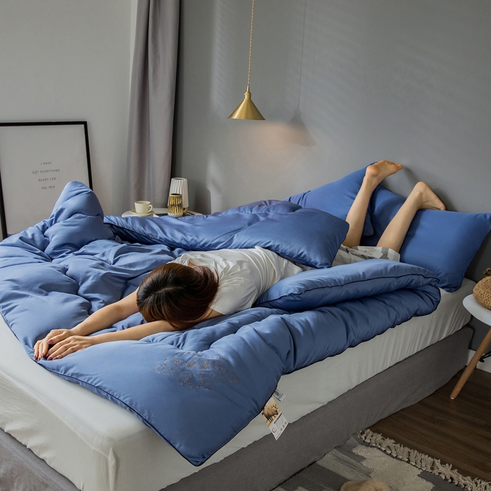 91家纺网 家纺一手货源 找家纺 VIP被业 2025新款简约无味纯色羊毛被冬被被子被芯 蓝色