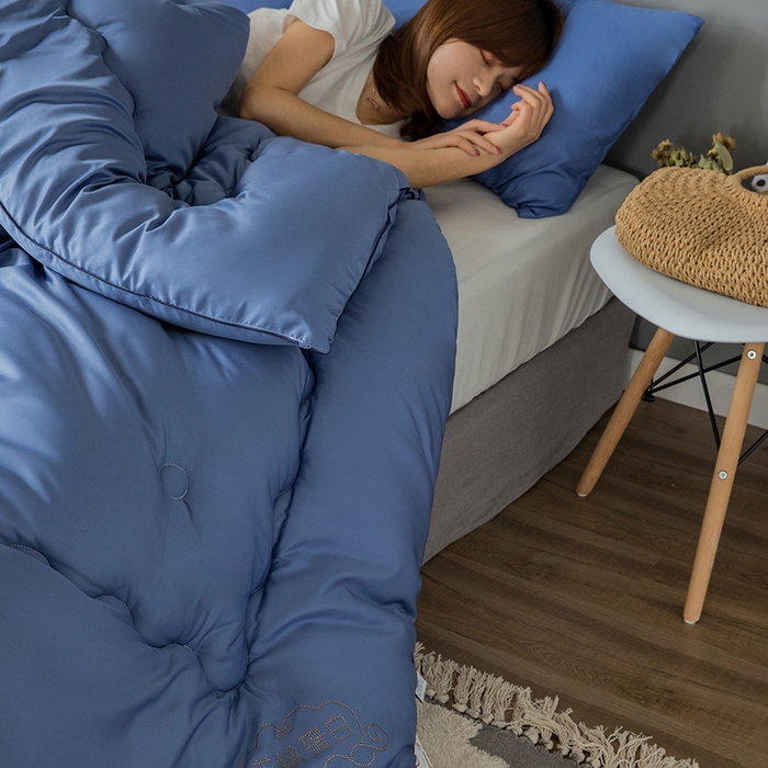 91家纺网 家纺一手货源 找家纺 VIP被业 2025新款简约无味纯色羊毛被冬被被子被芯 蓝色