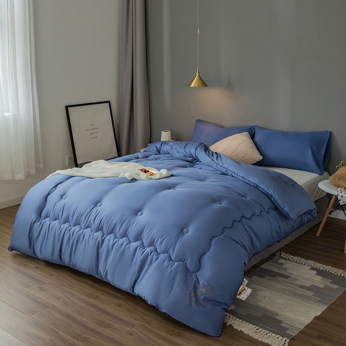 91家纺网 家纺一手货源 找家纺 VIP被业 2025新款简约无味纯色羊毛被冬被被子被芯 蓝色