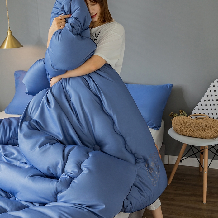 91家纺网 家纺一手货源 找家纺 VIP被业 2025新款简约无味纯色羊毛被冬被被子被芯 蓝色