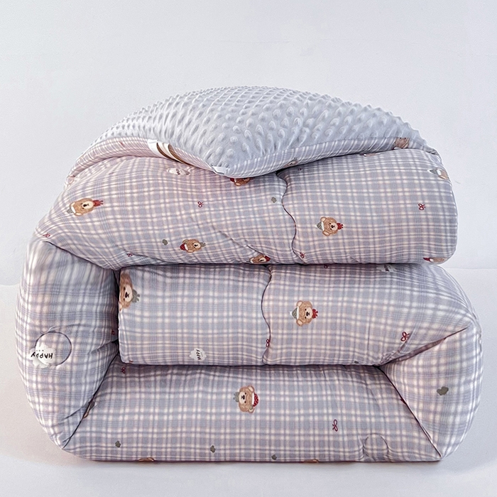 91家纺网 家纺一手货源 找家纺 天瑜家纺 2025新款针织棉豆豆绒大豆被冬被被子被芯 条纹熊灰