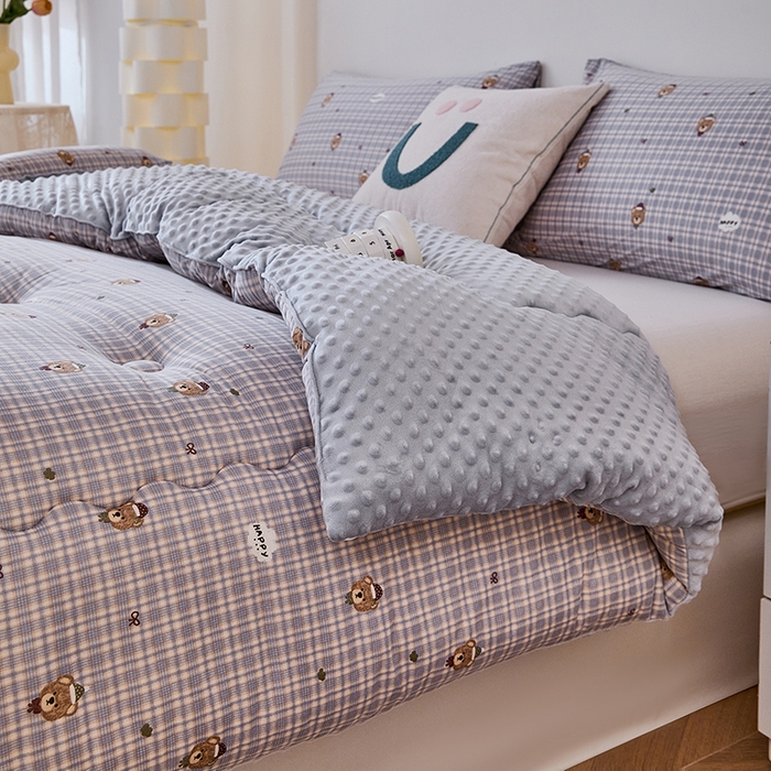 91家纺网 家纺一手货源 找家纺 天瑜家纺 2025新款针织棉豆豆绒大豆被冬被被子被芯 条纹熊灰