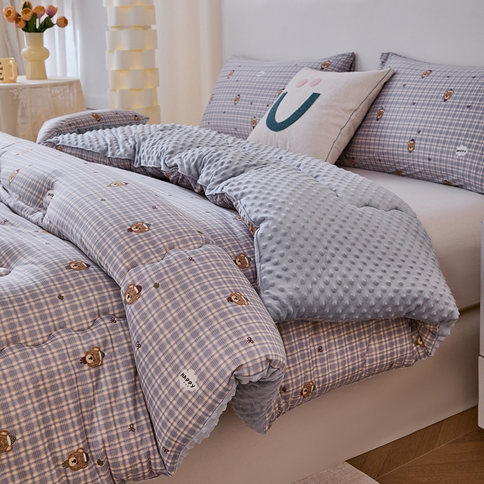 91家纺网 家纺一手货源 找家纺 天瑜家纺 2025新款针织棉豆豆绒大豆被冬被被子被芯 条纹熊灰