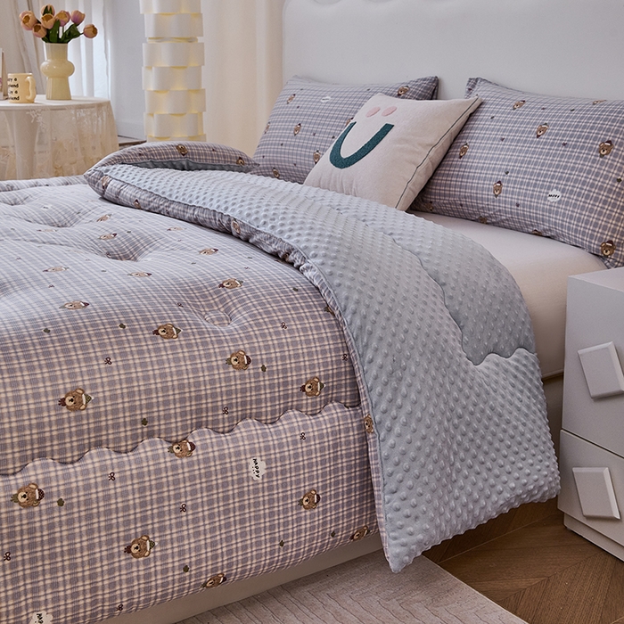 91家纺网 家纺一手货源 找家纺 天瑜家纺 2025新款针织棉豆豆绒大豆被冬被被子被芯 条纹熊灰