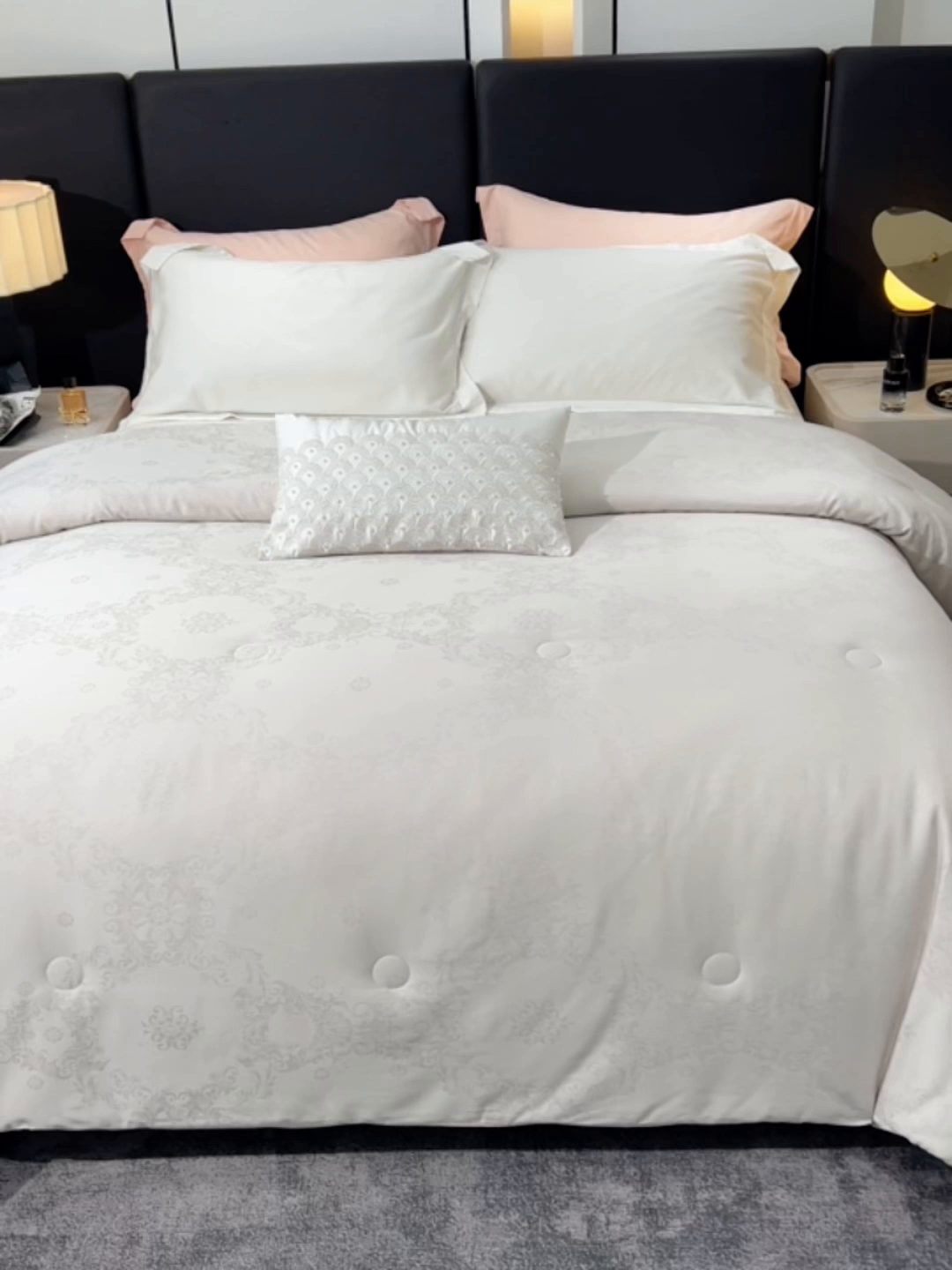 91家纺网 家纺一手货源 找家纺 VIP被业 2025新款简约60S全棉纯棉提花立体大豆子母被被子被芯 白色