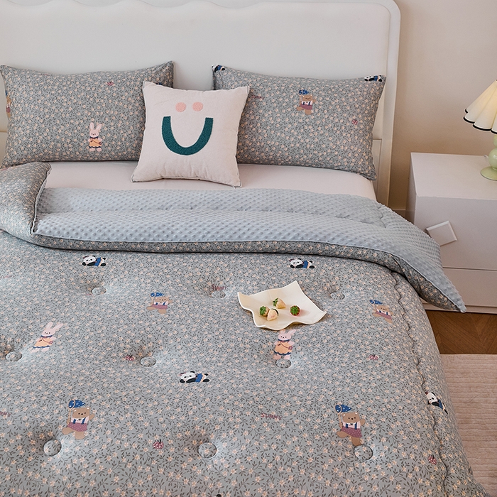 91家纺网 家纺一手货源 找家纺 天瑜家纺 2025新款针织棉豆豆绒大豆被冬被被子被芯 贴布熊猫灰