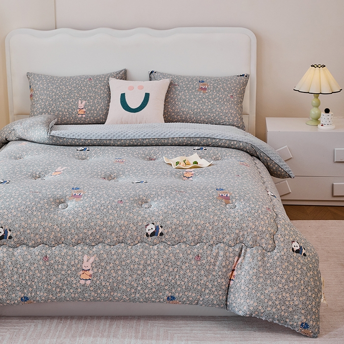 91家纺网 家纺一手货源 找家纺 天瑜家纺 2025新款针织棉豆豆绒大豆被冬被被子被芯 贴布熊猫灰