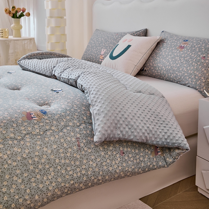 91家纺网 家纺一手货源 找家纺 天瑜家纺 2025新款针织棉豆豆绒大豆被冬被被子被芯 贴布熊猫灰