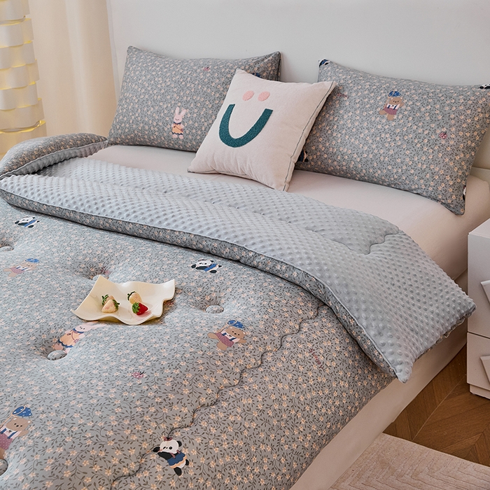 91家纺网 家纺一手货源 找家纺 天瑜家纺 2025新款针织棉豆豆绒大豆被冬被被子被芯 贴布熊猫灰