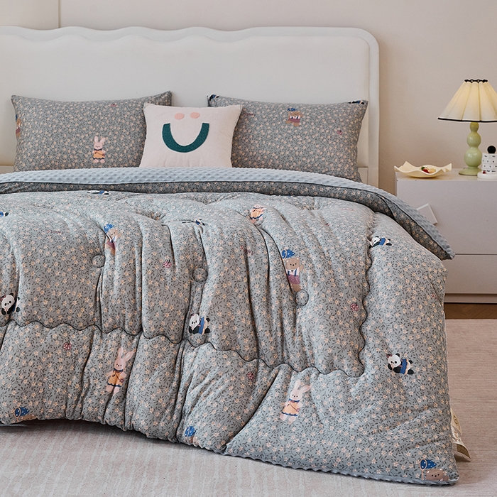 91家纺网 家纺一手货源 找家纺 天瑜家纺 2025新款针织棉豆豆绒大豆被冬被被子被芯 贴布熊猫灰