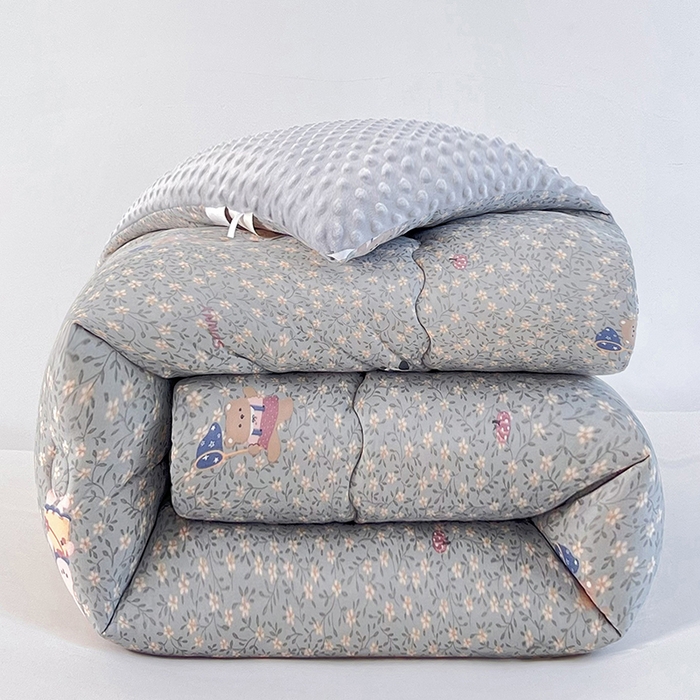 91家纺网 家纺一手货源 找家纺 天瑜家纺 2025新款针织棉豆豆绒大豆被冬被被子被芯 贴布熊猫灰