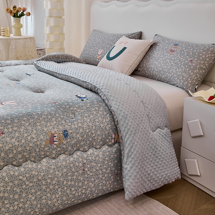 91家纺网 家纺一手货源 找家纺 天瑜家纺 2025新款针织棉豆豆绒大豆被冬被被子被芯 贴布熊猫灰