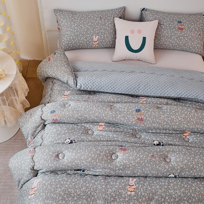 91家纺网 家纺一手货源 找家纺 天瑜家纺 2025新款针织棉豆豆绒大豆被冬被被子被芯 贴布熊猫灰