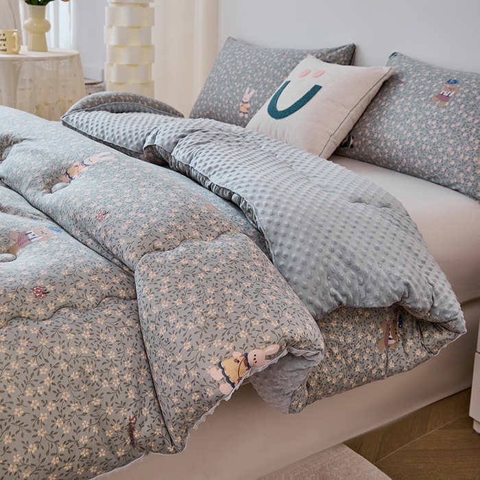 91家纺网 家纺一手货源 找家纺 天瑜家纺 2025新款针织棉豆豆绒大豆被冬被被子被芯 贴布熊猫灰