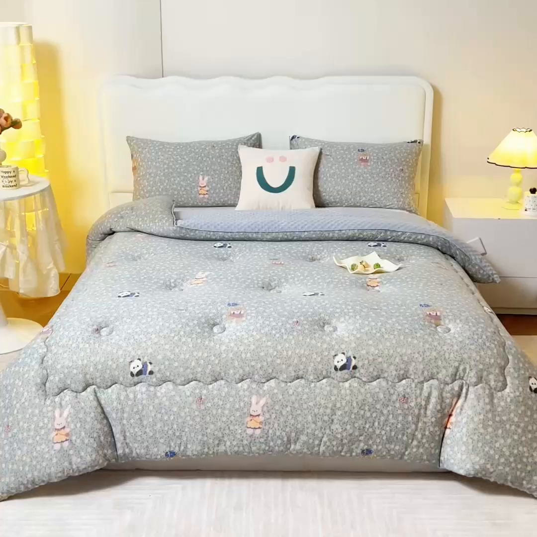 91家纺网 家纺一手货源 找家纺 天瑜家纺 2025新款针织棉豆豆绒大豆被冬被被子被芯 贴布熊猫灰