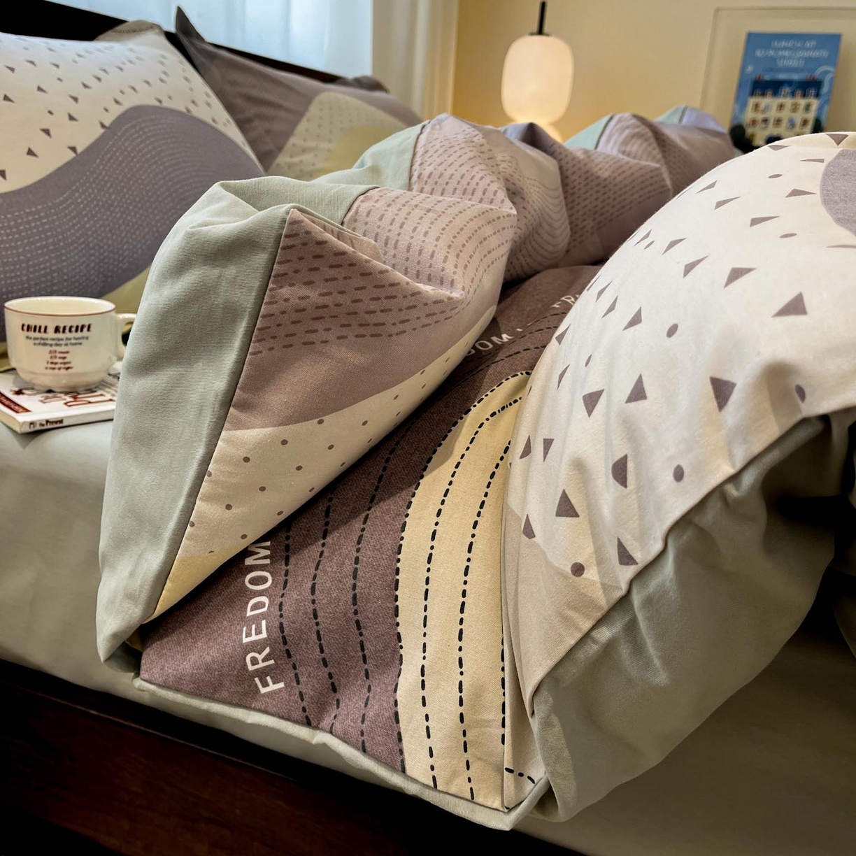 91家纺网 家纺一手货源 找家纺 涵宸家纺 2025新款加厚全棉磨毛印花四件套--罗马系列 场景一 D简言