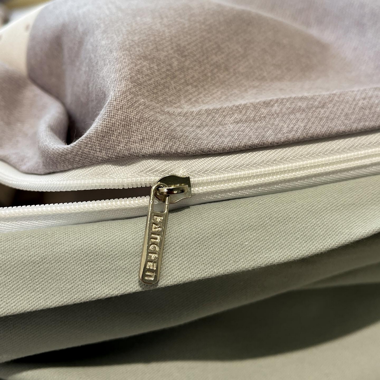 91家纺网 家纺一手货源 找家纺 涵宸家纺 2025新款加厚全棉磨毛印花四件套--罗马系列 场景一 D简言