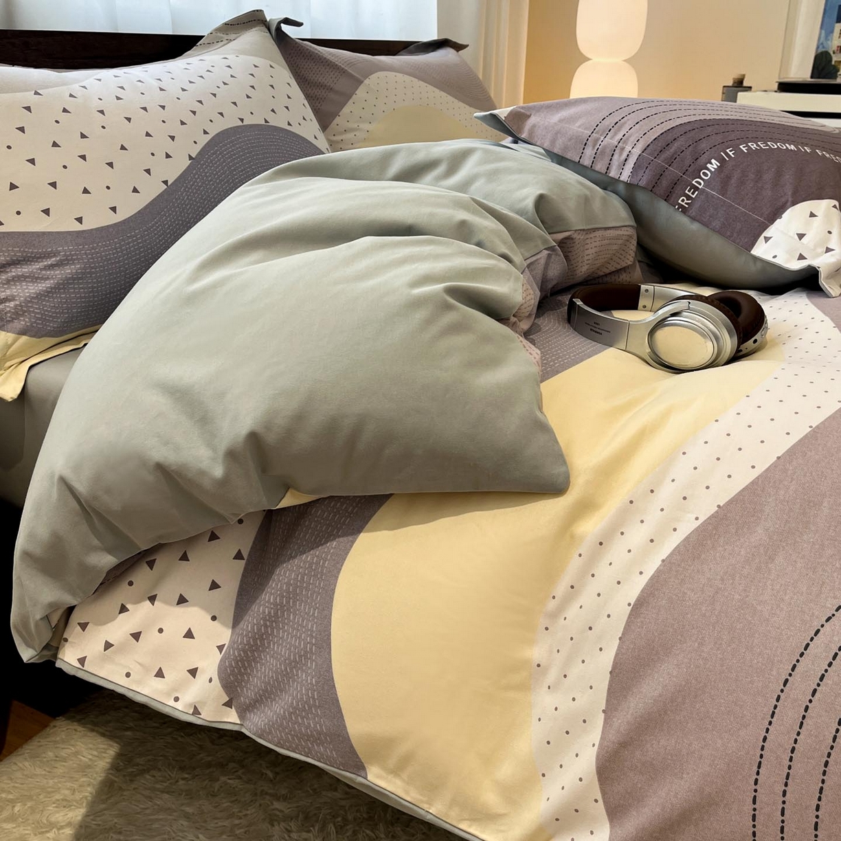 91家纺网 家纺一手货源 找家纺 涵宸家纺 2025新款加厚全棉磨毛印花四件套--罗马系列 场景一 D简言