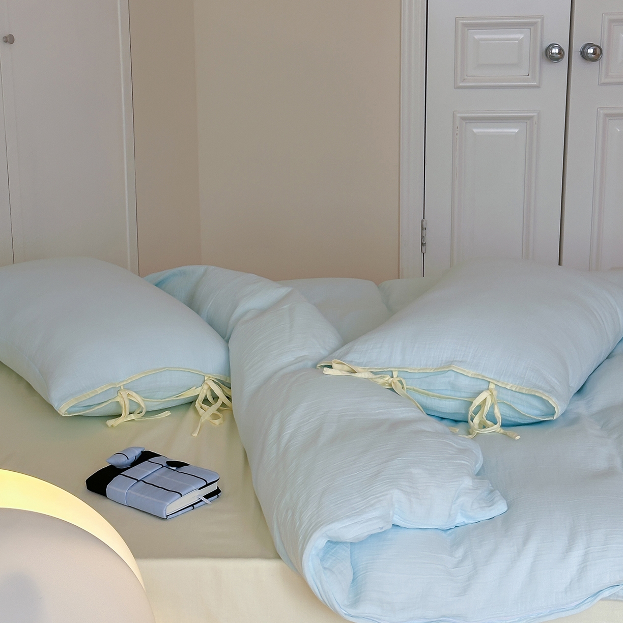 91家纺网 家纺一手货源 找家纺 小春日和 2025新款纯棉A类婴幼儿母婴纯色双层皱皱纱四件套 海盐芝士