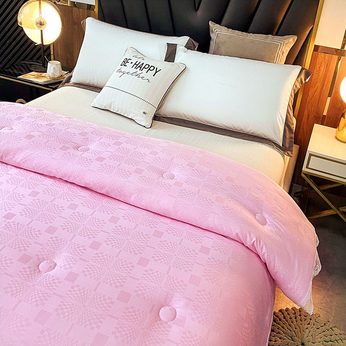 91家纺网 家纺一手货源 找家纺 VIP被业 2025新款婚庆全棉纯棉肽元素提花冬被被子被芯 粉色