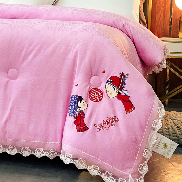 91家纺网 家纺一手货源 找家纺 VIP被业 2025新款婚庆全棉纯棉肽元素提花冬被被子被芯 粉色