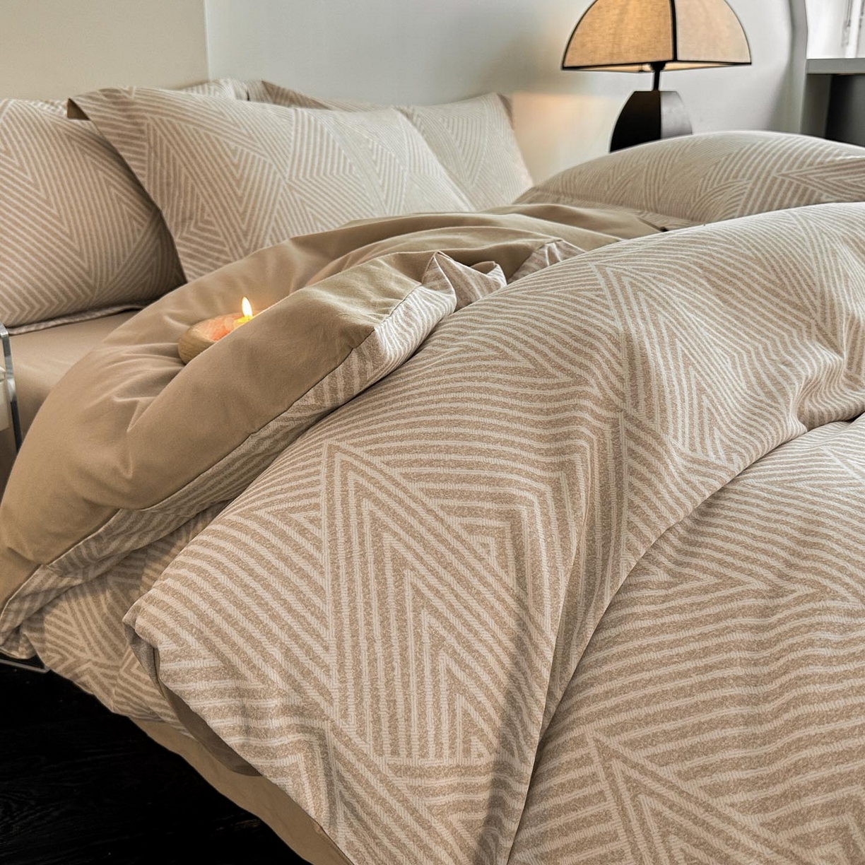 91家纺网 家纺一手货源 找家纺 涵宸家纺 2025新款加厚全棉磨毛印花四件套--罗马系列 场景一 D卢卡斯