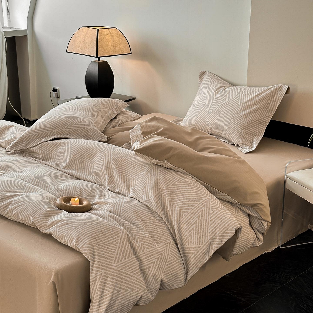 91家纺网 家纺一手货源 找家纺 涵宸家纺 2025新款加厚全棉磨毛印花四件套--罗马系列 场景一 D卢卡斯