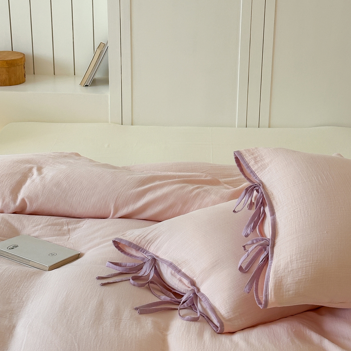 91家纺网 家纺一手货源 找家纺 小春日和 2025新款纯棉A类婴幼儿母婴纯色双层皱皱纱四件套 蜜桃芝士