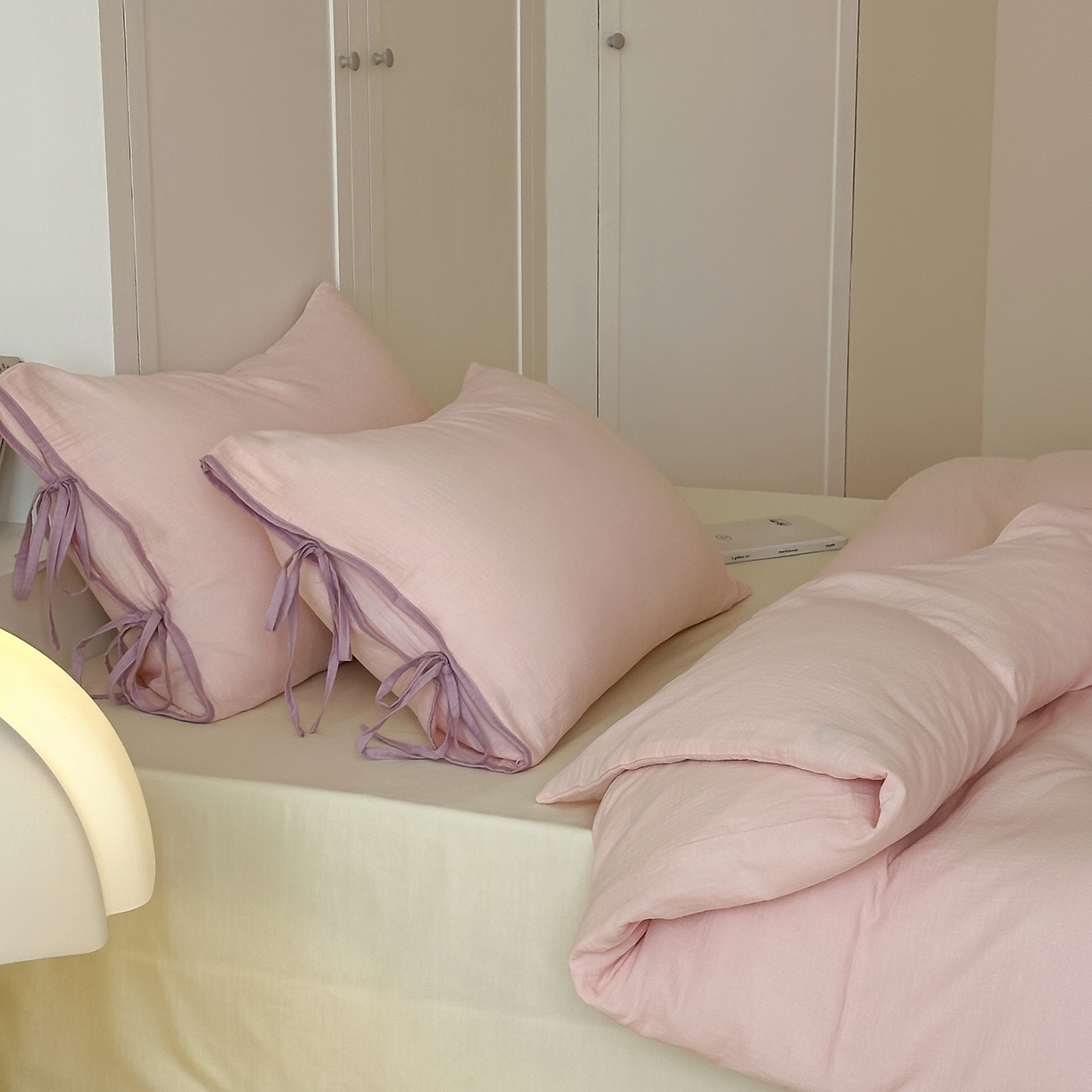 91家纺网 家纺一手货源 找家纺 小春日和 2025新款纯棉A类婴幼儿母婴纯色双层皱皱纱四件套 蜜桃芝士