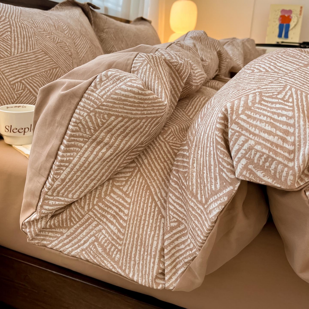 91家纺网 家纺一手货源 找家纺 涵宸家纺 2025新款加厚全棉磨毛印花四件套--罗马系列 场景一 D泽无声