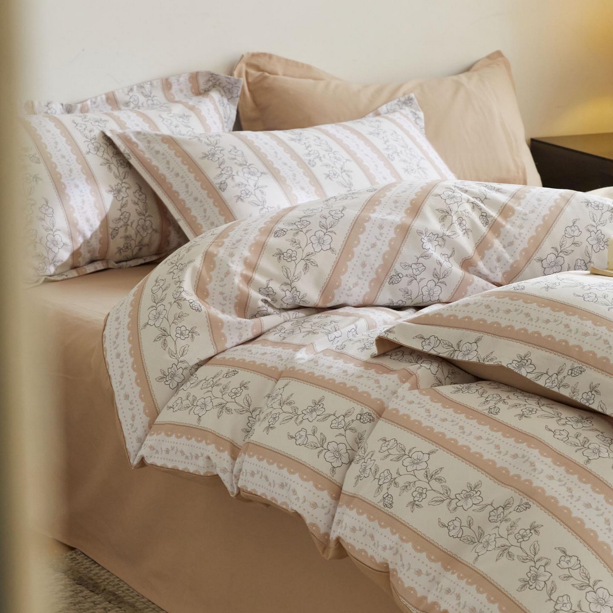 91家纺网 家纺一手货源 找家纺 涵宸家纺 2025新款加厚全棉磨毛印花四件套--罗马系列 场景一 F春晴