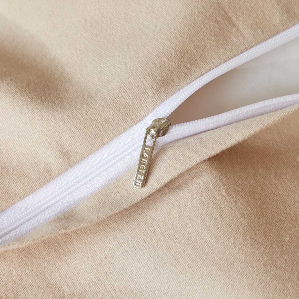 91家纺网 家纺一手货源 找家纺 涵宸家纺 2025新款加厚全棉磨毛印花四件套--罗马系列 场景一 F春晴