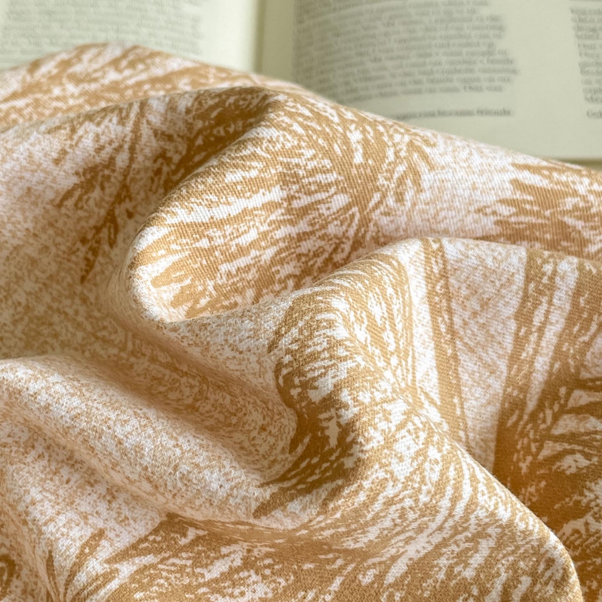 91家纺网 家纺一手货源 找家纺 涵宸家纺 2025新款加厚全棉磨毛印花四件套--罗马系列 场景一 F春序