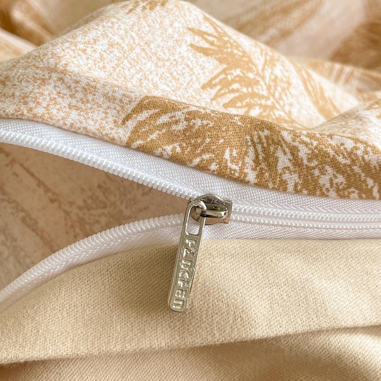 91家纺网 家纺一手货源 找家纺 涵宸家纺 2025新款加厚全棉磨毛印花四件套--罗马系列 场景一 F春序