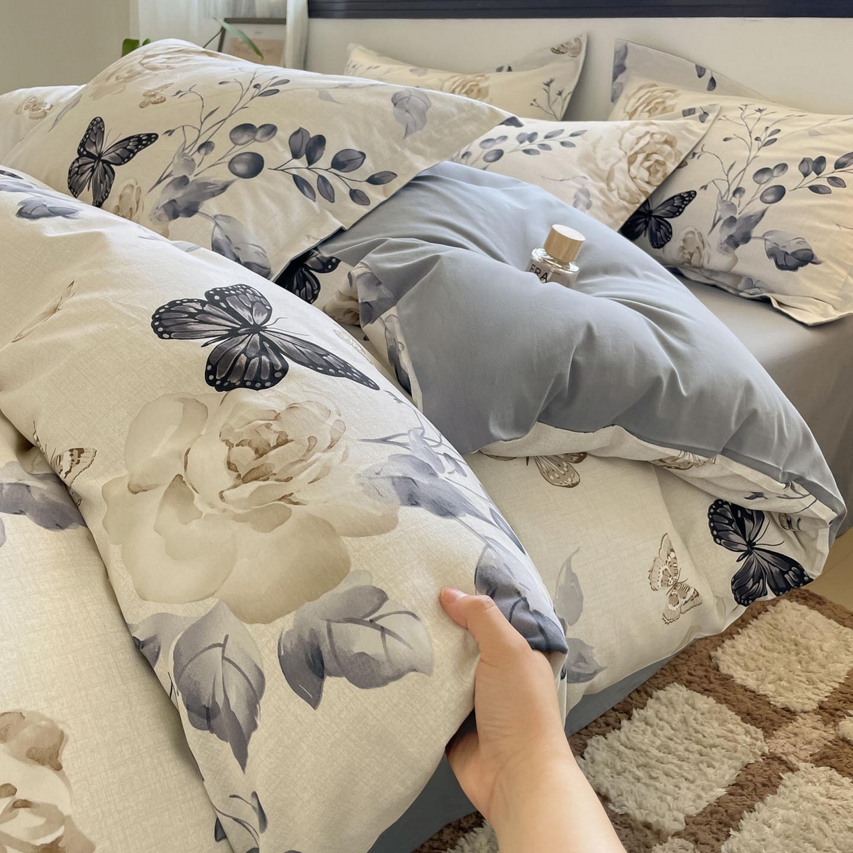 91家纺网 家纺一手货源 找家纺 涵宸家纺 2025新款加厚全棉磨毛印花四件套--罗马系列 场景一 F蝶恋花