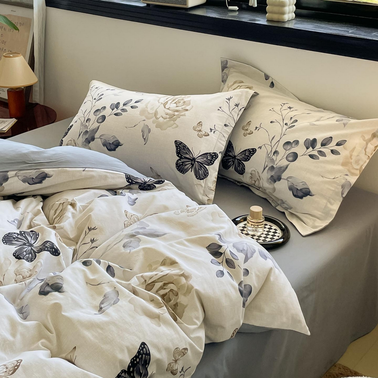 91家纺网 家纺一手货源 找家纺 涵宸家纺 2025新款加厚全棉磨毛印花四件套--罗马系列 场景一 F蝶恋花