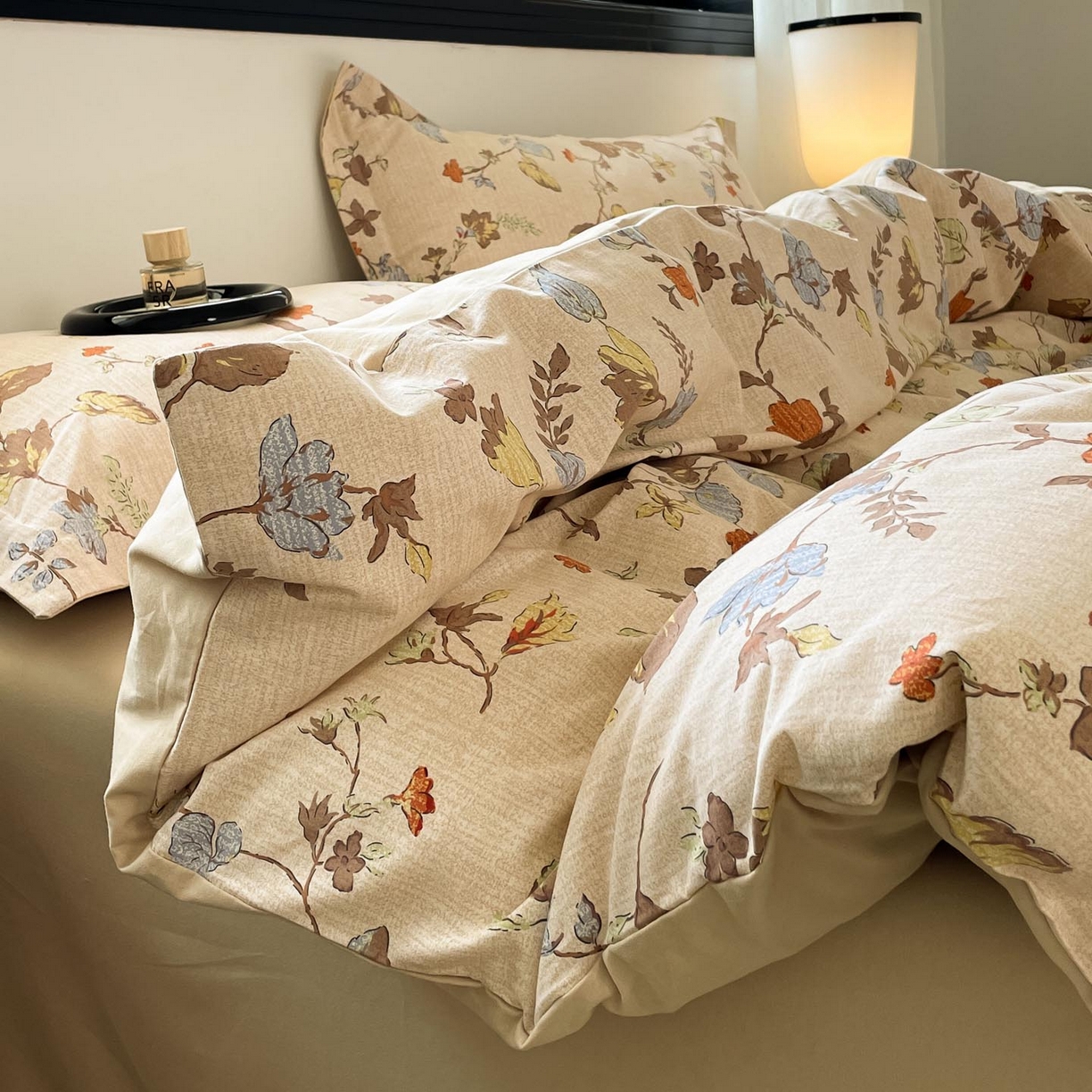 91家纺网 家纺一手货源 找家纺 涵宸家纺 2025新款加厚全棉磨毛印花四件套--罗马系列 场景一 F浮影