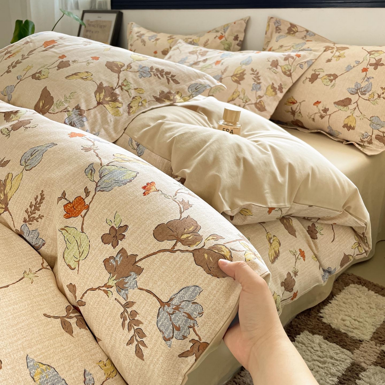 91家纺网 家纺一手货源 找家纺 涵宸家纺 2025新款加厚全棉磨毛印花四件套--罗马系列 场景一 F浮影