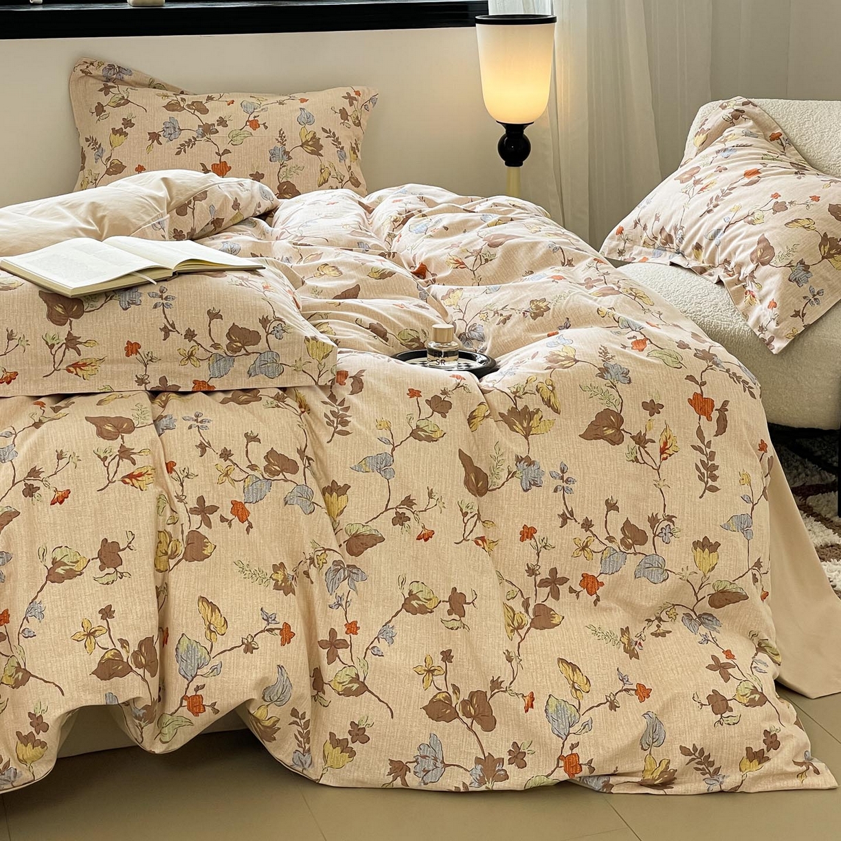 91家纺网 家纺一手货源 找家纺 涵宸家纺 2025新款加厚全棉磨毛印花四件套--罗马系列 场景一 F浮影