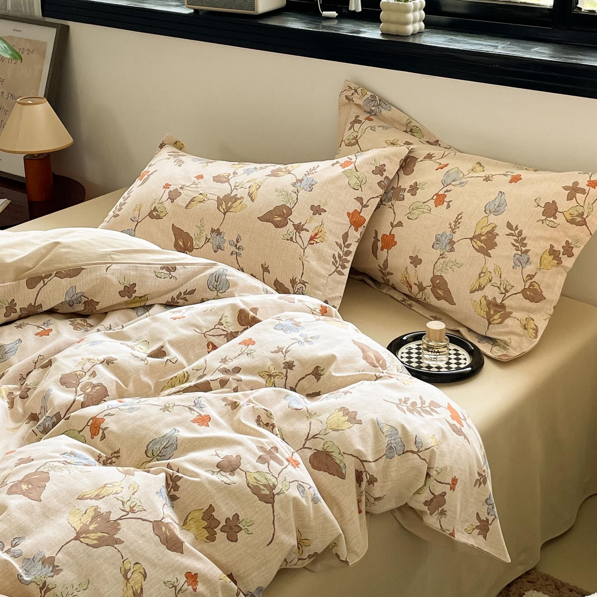 91家纺网 家纺一手货源 找家纺 涵宸家纺 2025新款加厚全棉磨毛印花四件套--罗马系列 场景一 F浮影