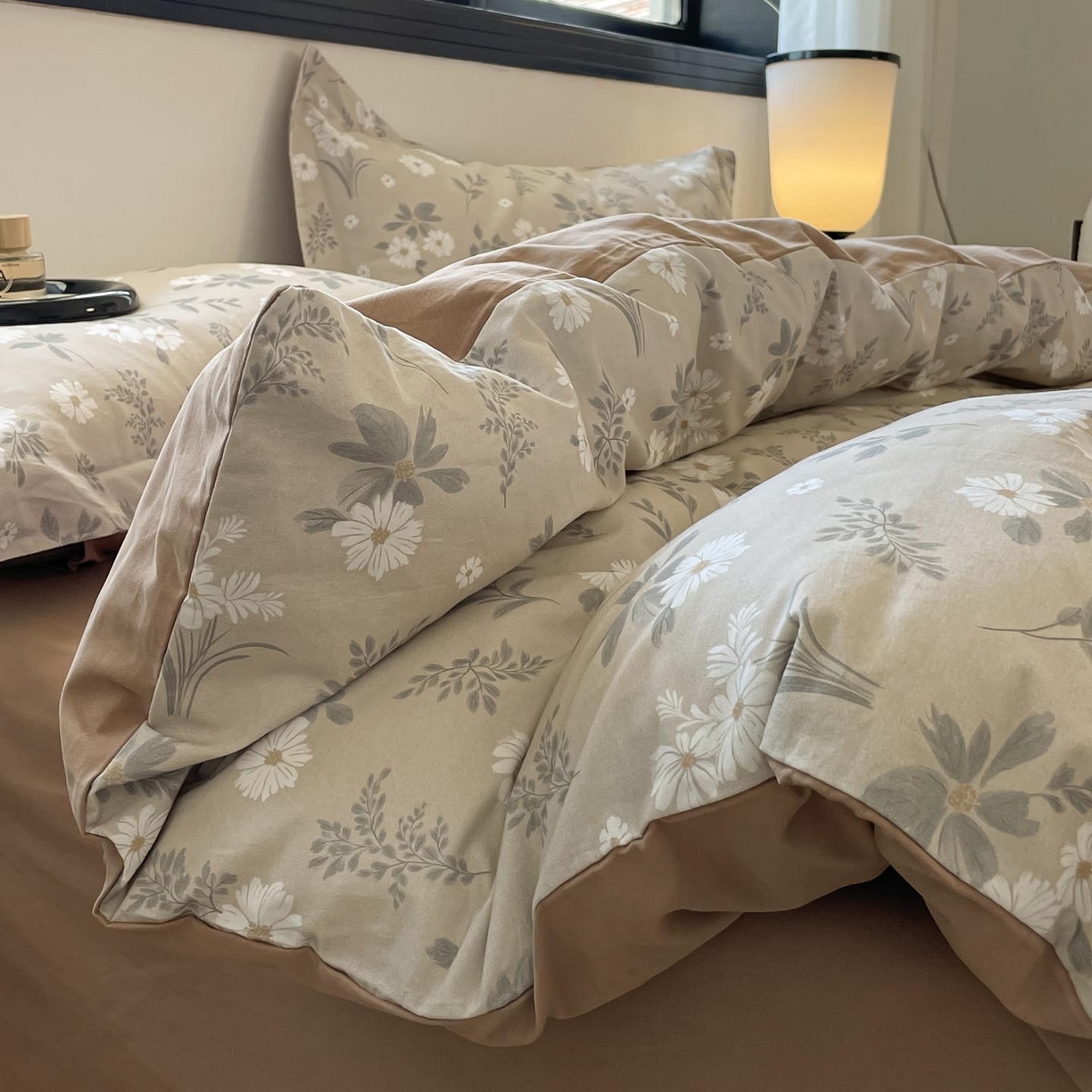 91家纺网 家纺一手货源 找家纺 涵宸家纺 2025新款加厚全棉磨毛印花四件套--罗马系列 场景一 F花间梦影