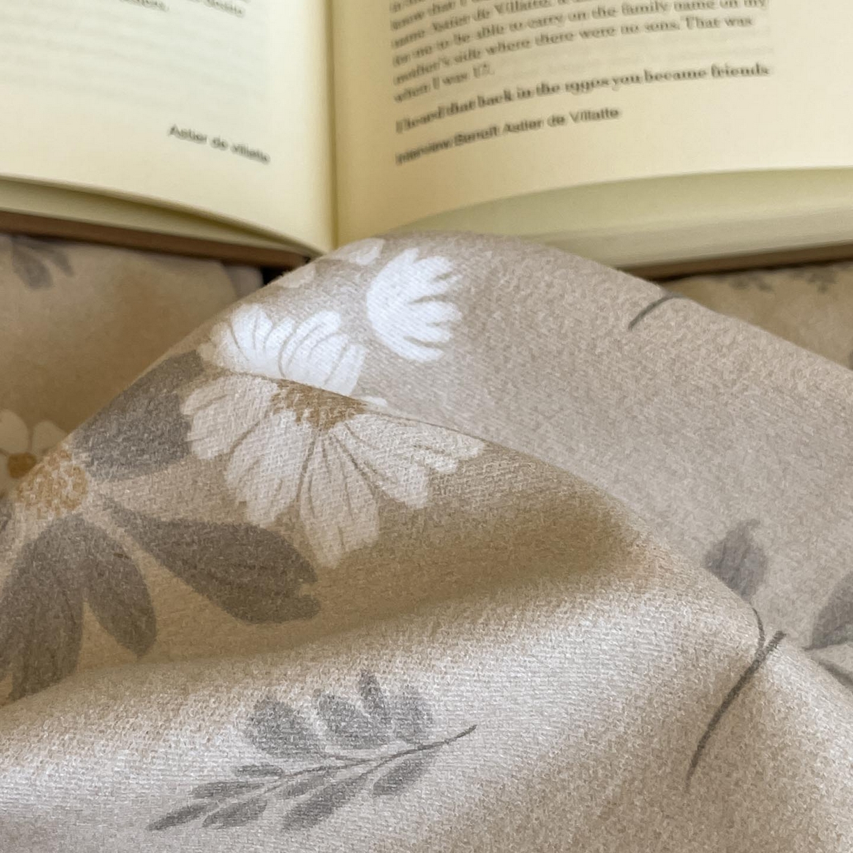 91家纺网 家纺一手货源 找家纺 涵宸家纺 2025新款加厚全棉磨毛印花四件套--罗马系列 场景一 F花间梦影