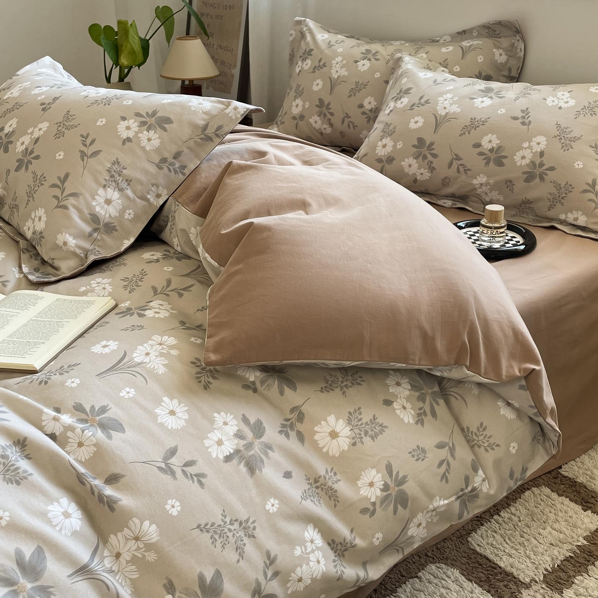 91家纺网 家纺一手货源 找家纺 涵宸家纺 2025新款加厚全棉磨毛印花四件套--罗马系列 场景一 F花间梦影