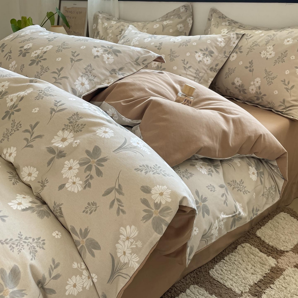 91家纺网 家纺一手货源 找家纺 涵宸家纺 2025新款加厚全棉磨毛印花四件套--罗马系列 场景一 F花间梦影