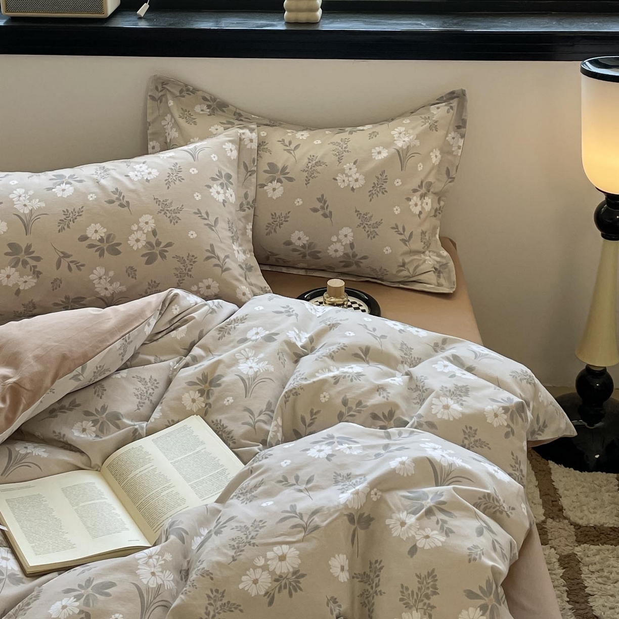 91家纺网 家纺一手货源 找家纺 涵宸家纺 2025新款加厚全棉磨毛印花四件套--罗马系列 场景一 F花间梦影