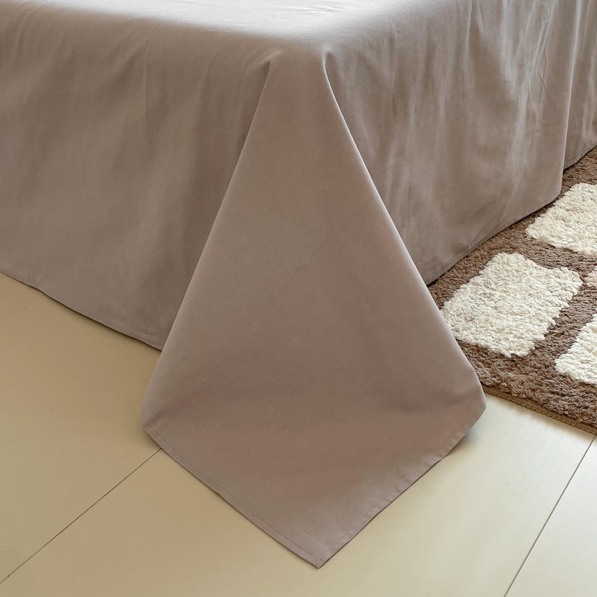 91家纺网 家纺一手货源 找家纺 涵宸家纺 2025新款加厚全棉磨毛印花四件套--罗马系列 场景一 F花倾